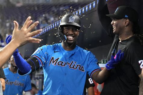 Norby misses cycle by a triple, Marlins beat Cubs 7.